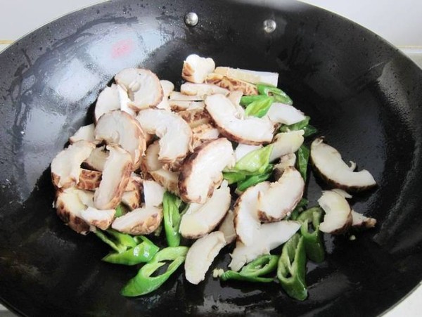 花菇炒肉的做法-家常味炒菜譜-易網(wǎng)健康養(yǎng)生網(wǎng) 花菇炒肉的做法-家常味炒菜譜