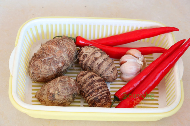 剁椒蒸芋頭的做法-香辣味蒸菜譜-易網(wǎng)<a href=http://m.logojc.com/ target=_blank class=infotextkey>健康養(yǎng)生</a>網(wǎng) 剁椒蒸芋頭的做法-香辣味蒸菜譜