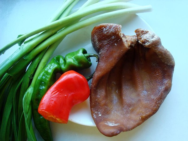 蒜苗炒豬耳朵的做法-蒜香味炒菜譜