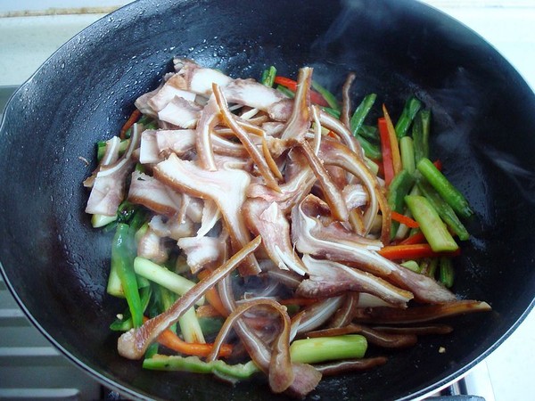 蒜苗炒豬耳朵的做法-蒜香味炒菜譜