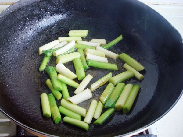 蒜苗炒豬耳朵的做法-蒜香味炒菜譜