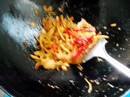 臘肉茶樹菇的做法-咸鮮味干煸菜譜-易網(wǎng)健康養(yǎng)生網(wǎng) 臘肉茶樹菇的做法-咸鮮味干煸菜譜