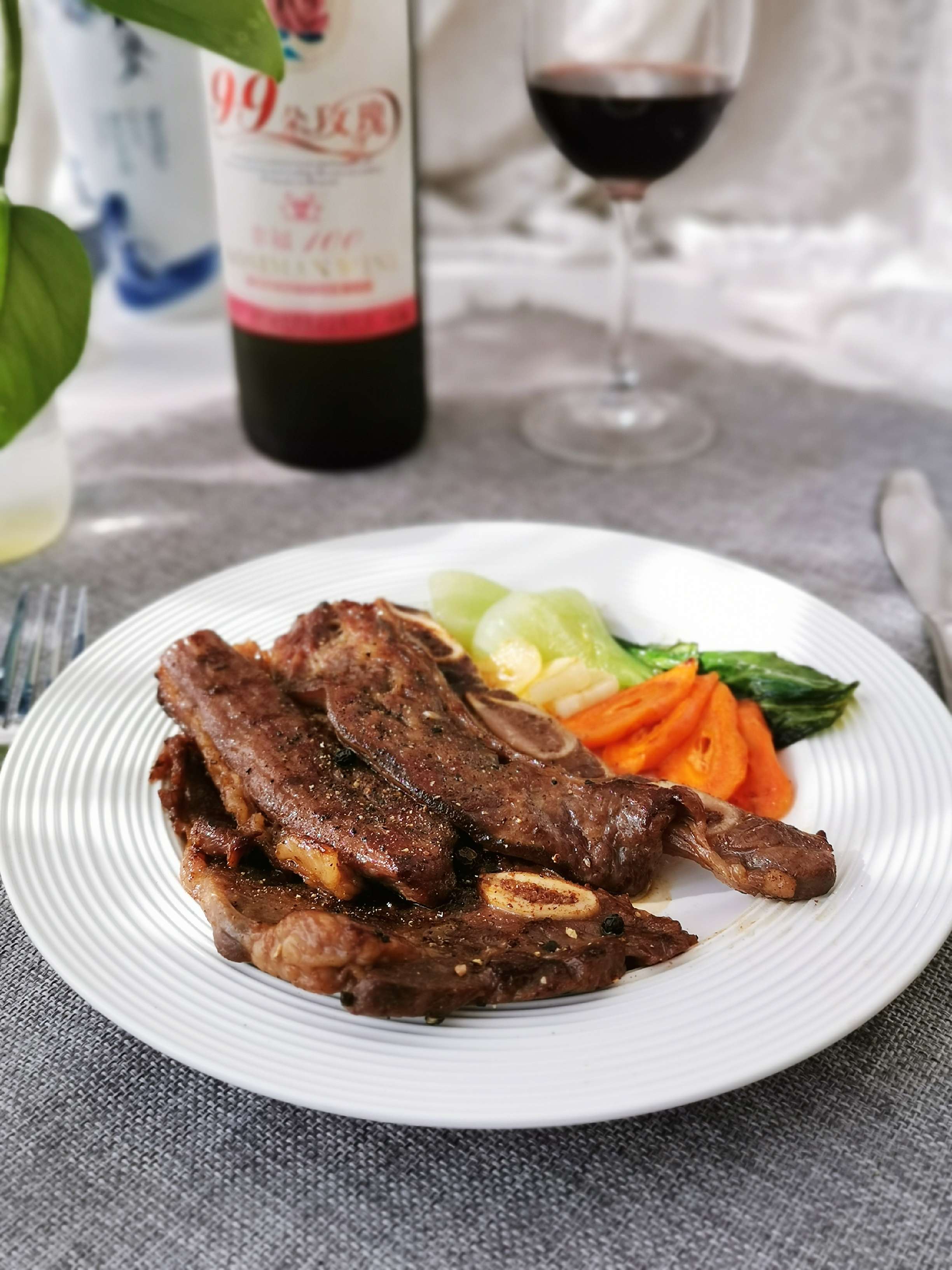 香煎牛仔骨的做法-黑椒味煎菜譜-易網(wǎng)健康養(yǎng)生網(wǎng) 香煎牛仔骨的做法-黑椒味煎菜譜