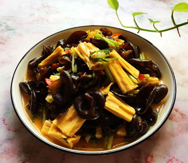 芹菜炒黑木耳的做法-家常味炒菜譜-易網健康養(yǎng)生網 芹菜炒黑木耳的做法-家常味炒菜譜