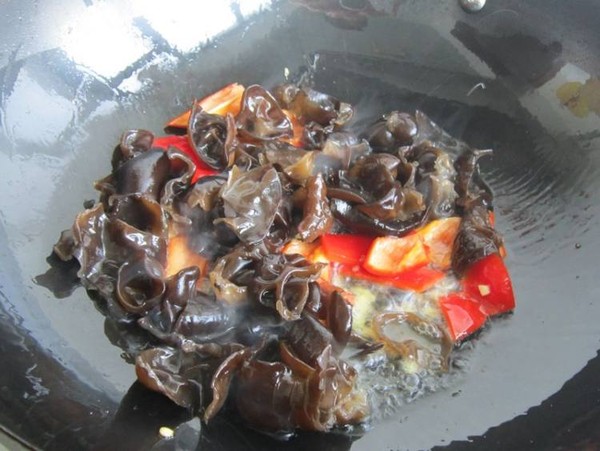 毛芹木耳炒雞蛋的做法-家常味炒菜譜-易網健康養生網 毛芹木耳炒雞蛋的做法-家常味炒菜譜