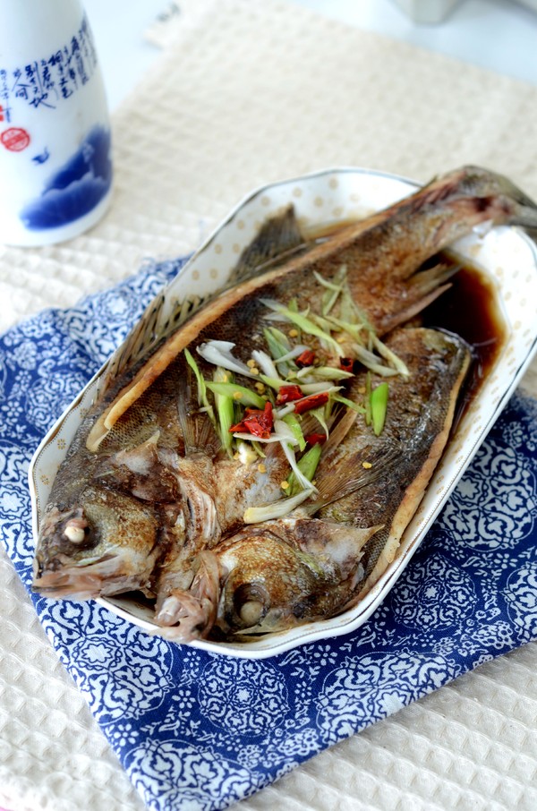 清蒸海鱸魚的做法-咸鮮味蒸菜譜-易網健康養生網 清蒸海鱸魚的做法-咸鮮味蒸菜譜