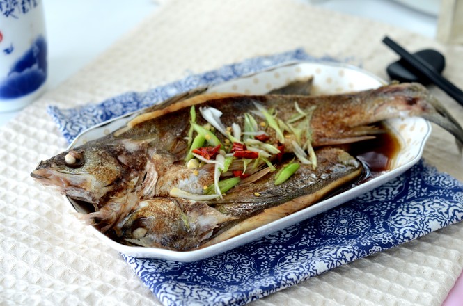 清蒸海鱸魚的做法-咸鮮味蒸菜譜-易網健康養生網 清蒸海鱸魚的做法-咸鮮味蒸菜譜