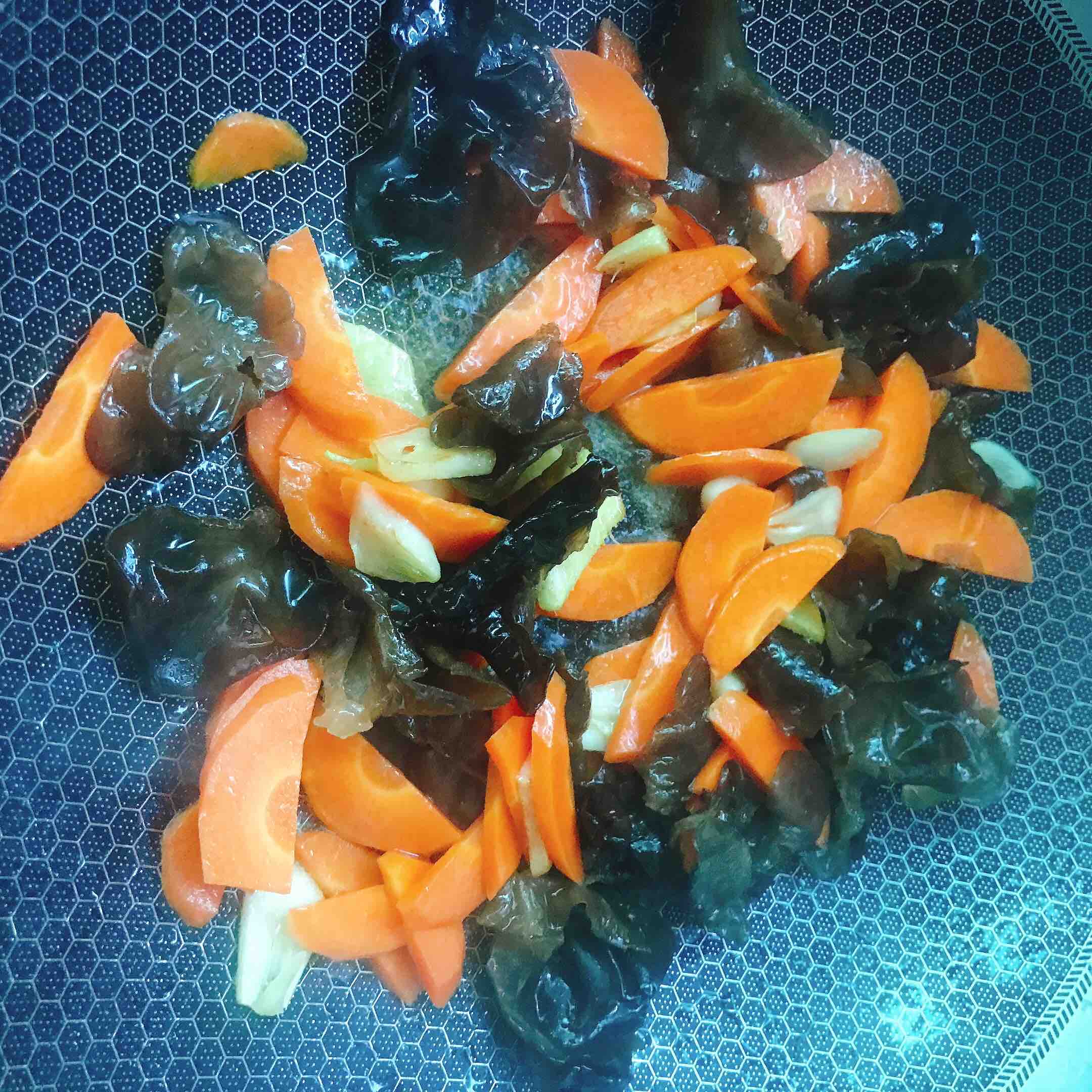 胡蘿卜炒木耳的做法-咸鮮味炒菜譜-易網健康養生網 胡蘿卜炒木耳的做法-咸鮮味炒菜譜