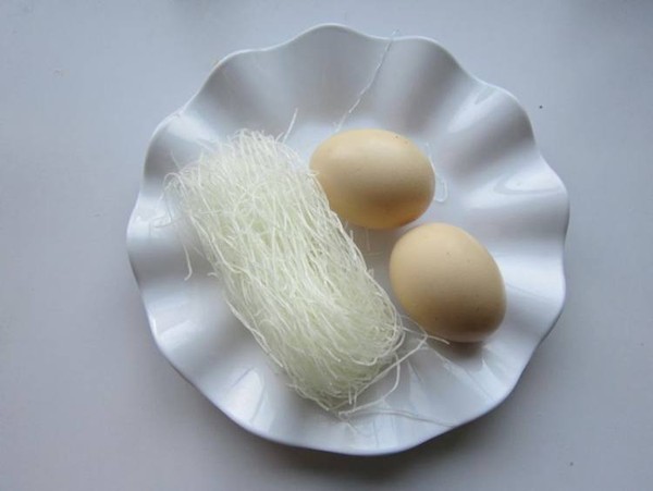 粉絲炒雞蛋的做法-家常味炒菜譜-易網<a href=http://m.logojc.com/ target=_blank class=infotextkey>健康養生</a>網 粉絲炒雞蛋的做法-家常味炒菜譜