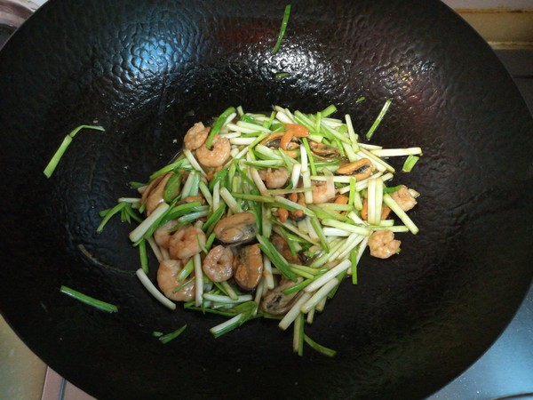 蒜黃炒貽貝蝦仁的做法-家常味炒菜譜-易網健康養生網 蒜黃炒貽貝蝦仁的做法-家常味炒菜譜