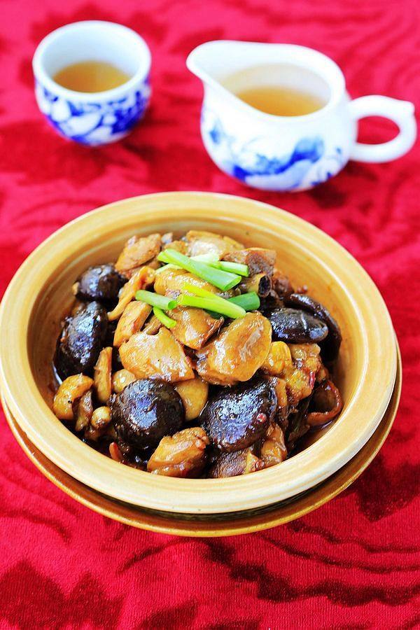 墨魚干燒雞的做法-家常味燒菜譜-易網(wǎng)健康養(yǎng)生網(wǎng) 墨魚干燒雞的做法-家常味燒菜譜