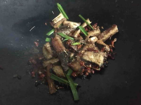 紅燒鱤魚的做法-香辣味燒菜譜-易網健康養生網 紅燒鱤魚的做法-香辣味燒菜譜