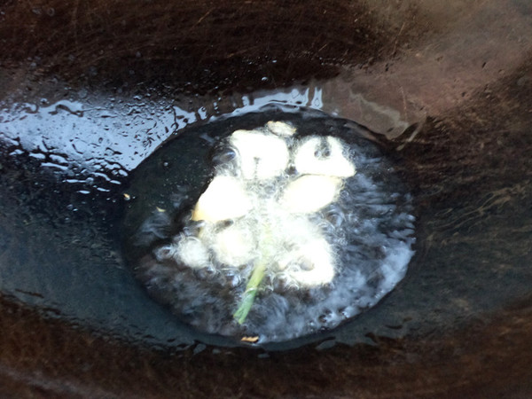 芹菜炒燜子的做法-家常味炒菜譜-易網健康養(yǎng)生網 芹菜炒燜子的做法-家常味炒菜譜