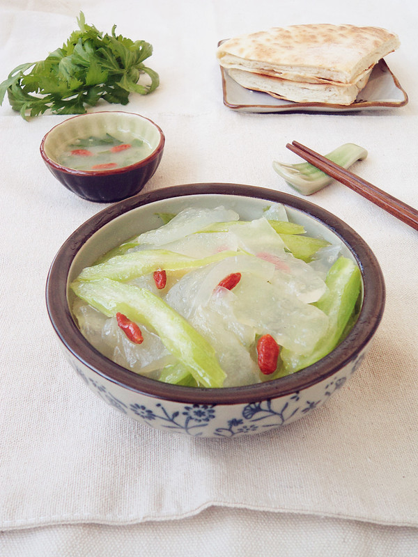 芹菜炒燜子的做法-家常味炒菜譜-易網健康養(yǎng)生網 芹菜炒燜子的做法-家常味炒菜譜