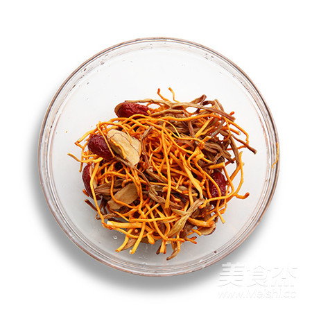 【滋補暖心】黃花菜蟲草花燉雞湯的做法-家常味燉菜譜-易網健康養生網 【滋補暖心】黃花菜蟲草花燉雞湯的做法-家常味燉菜譜