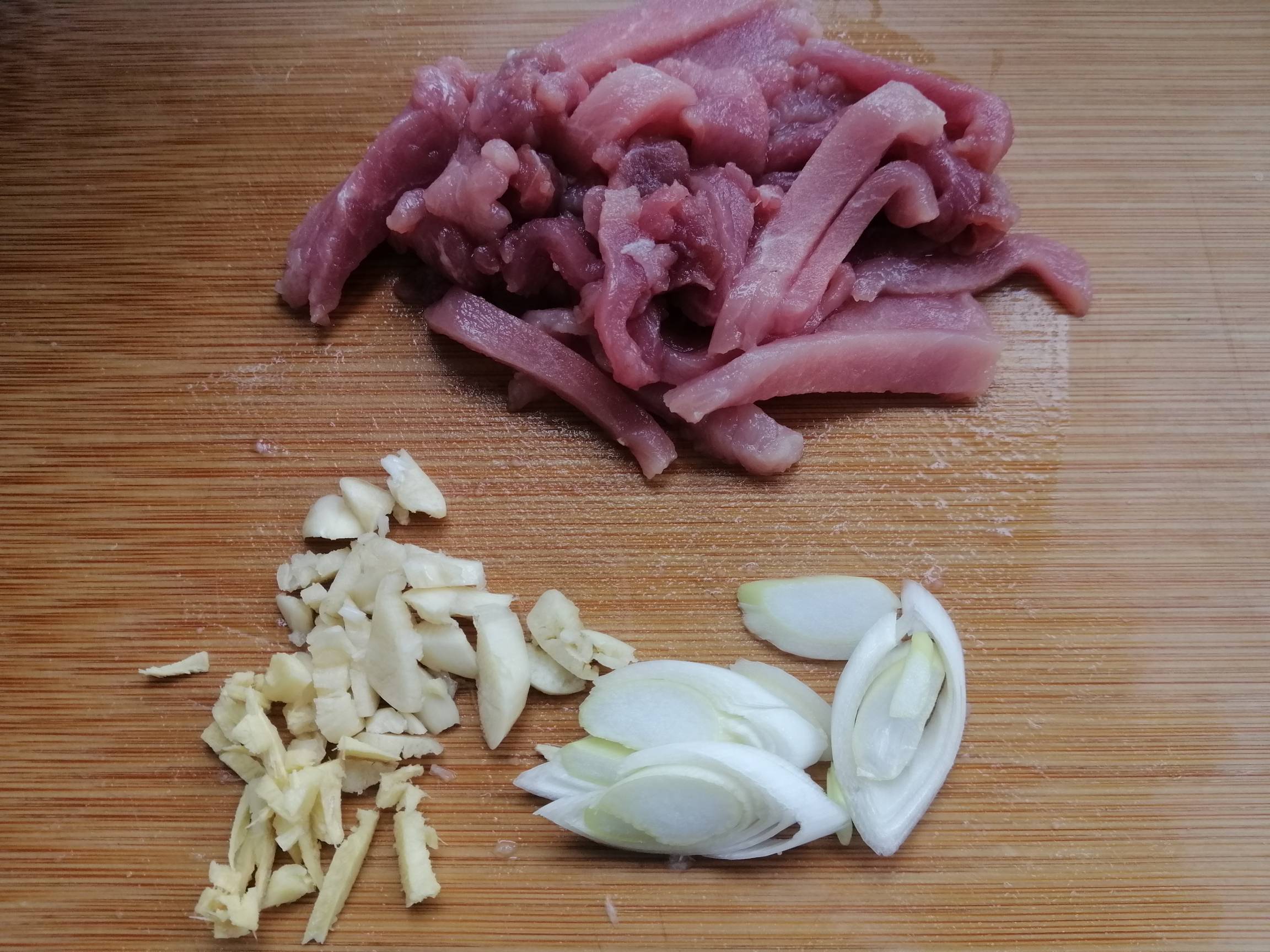 蒜苔炒肉，小朋友來做菜的做法-家常味炒菜譜