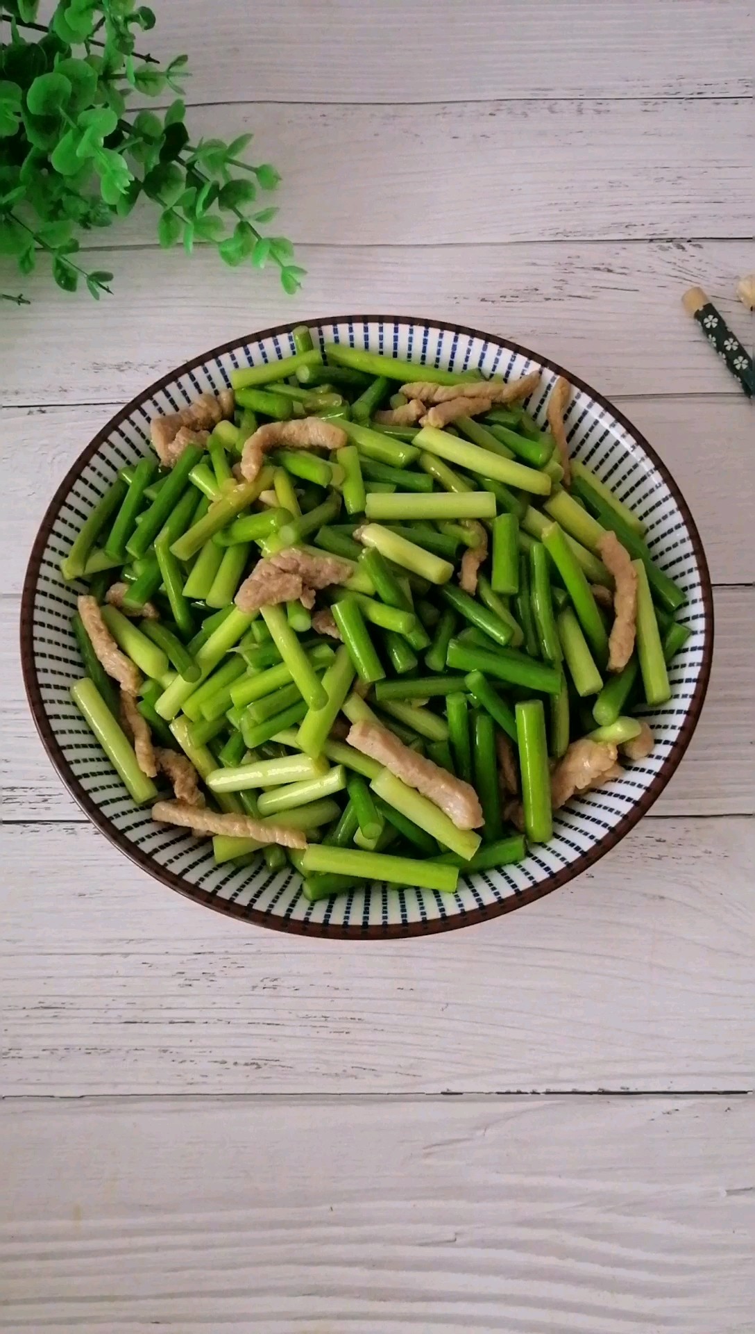 蒜苔炒肉，小朋友來做菜的做法-家常味炒菜譜