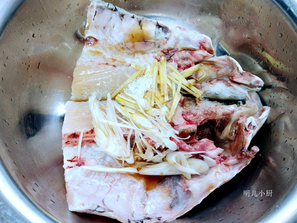 剁椒蒸魚的做法-家常味蒸菜譜-易網(wǎng)<a href=http://m.logojc.com/ target=_blank class=infotextkey>健康養(yǎng)生</a>網(wǎng) 剁椒蒸魚的做法-家常味蒸菜譜