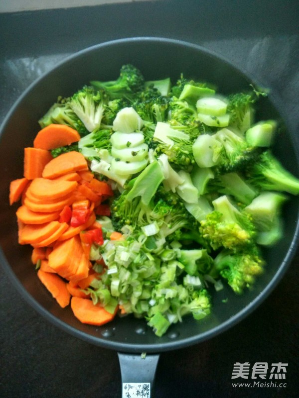 西蘭花炒胡蘿卜的做法-家常味炒菜譜-易網<a href=http://m.logojc.com/ target=_blank class=infotextkey>健康養生</a>網 西蘭花炒胡蘿卜的做法-家常味炒菜譜