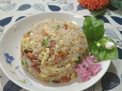 蛋腸炒飯的做法-家常味炒菜譜