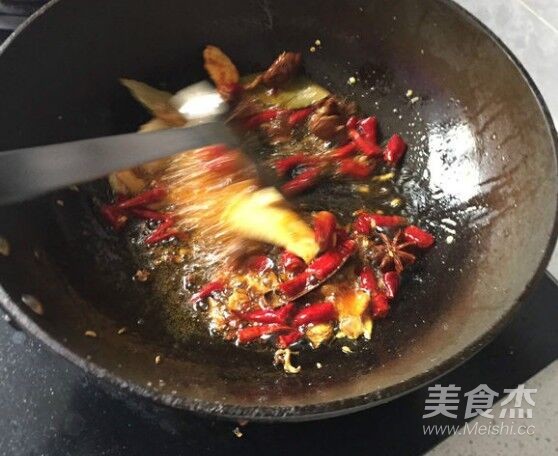 正宗潛江油燜大蝦的做法-麻辣味煮菜譜-易網健康養生網 正宗潛江油燜大蝦的做法-麻辣味煮菜譜