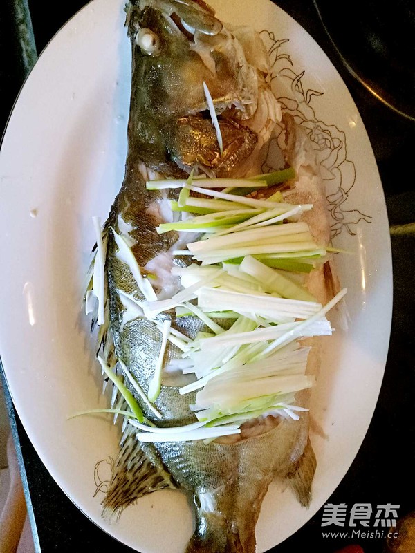 清蒸桂魚的做法-咸鮮味蒸菜譜-易網(wǎng)<a href=http://m.logojc.com/ target=_blank class=infotextkey>健康養(yǎng)生</a>網(wǎng) 清蒸桂魚的做法-咸鮮味蒸菜譜