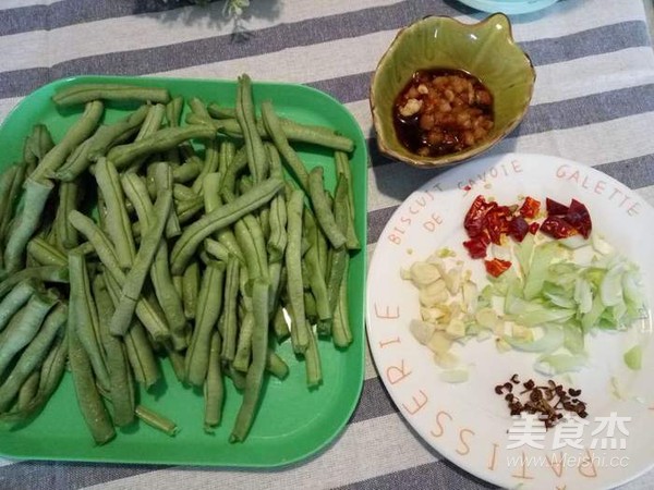 干煸四季豆的做法-家常味干煸菜譜-易網(wǎng)<a href=http://m.logojc.com/ target=_blank class=infotextkey>健康養(yǎng)生</a>網(wǎng) 干煸四季豆的做法-家常味干煸菜譜