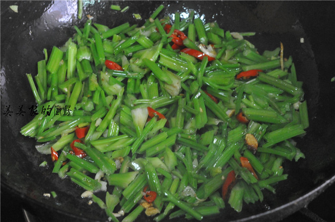 芹菜炒蝦仁的做法-家常味炒菜譜-易網健康養生網 芹菜炒蝦仁的做法-家常味炒菜譜