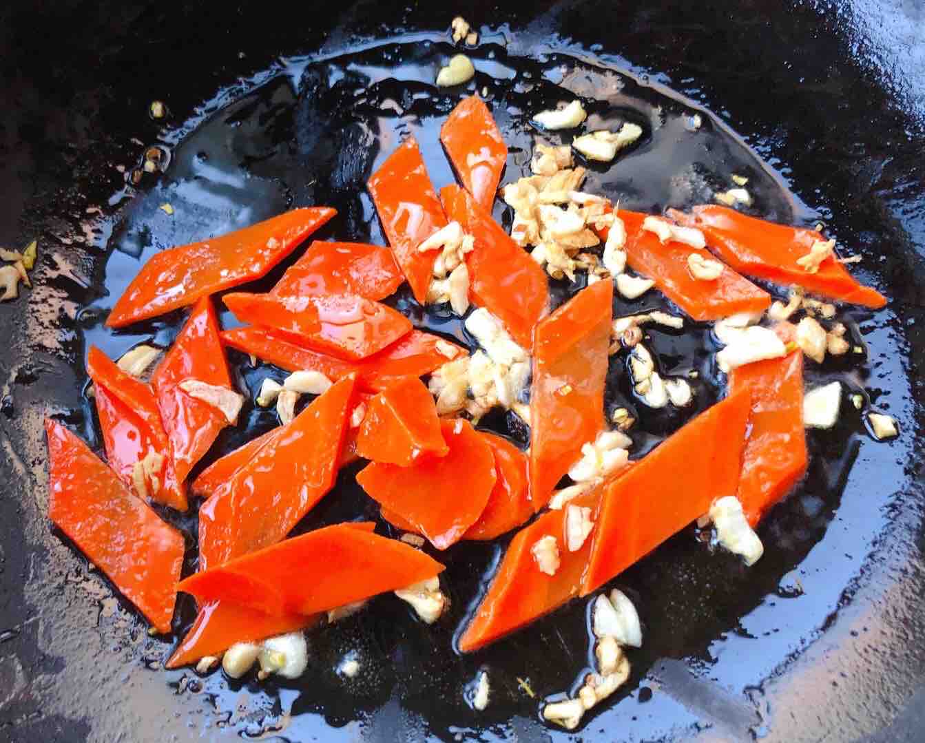 帶子炒萵筍胡蘿卜木耳的做法-咸鮮味炒菜譜-易網(wǎng)健康養(yǎng)生網(wǎng) 帶子炒萵筍胡蘿卜木耳的做法-咸鮮味炒菜譜