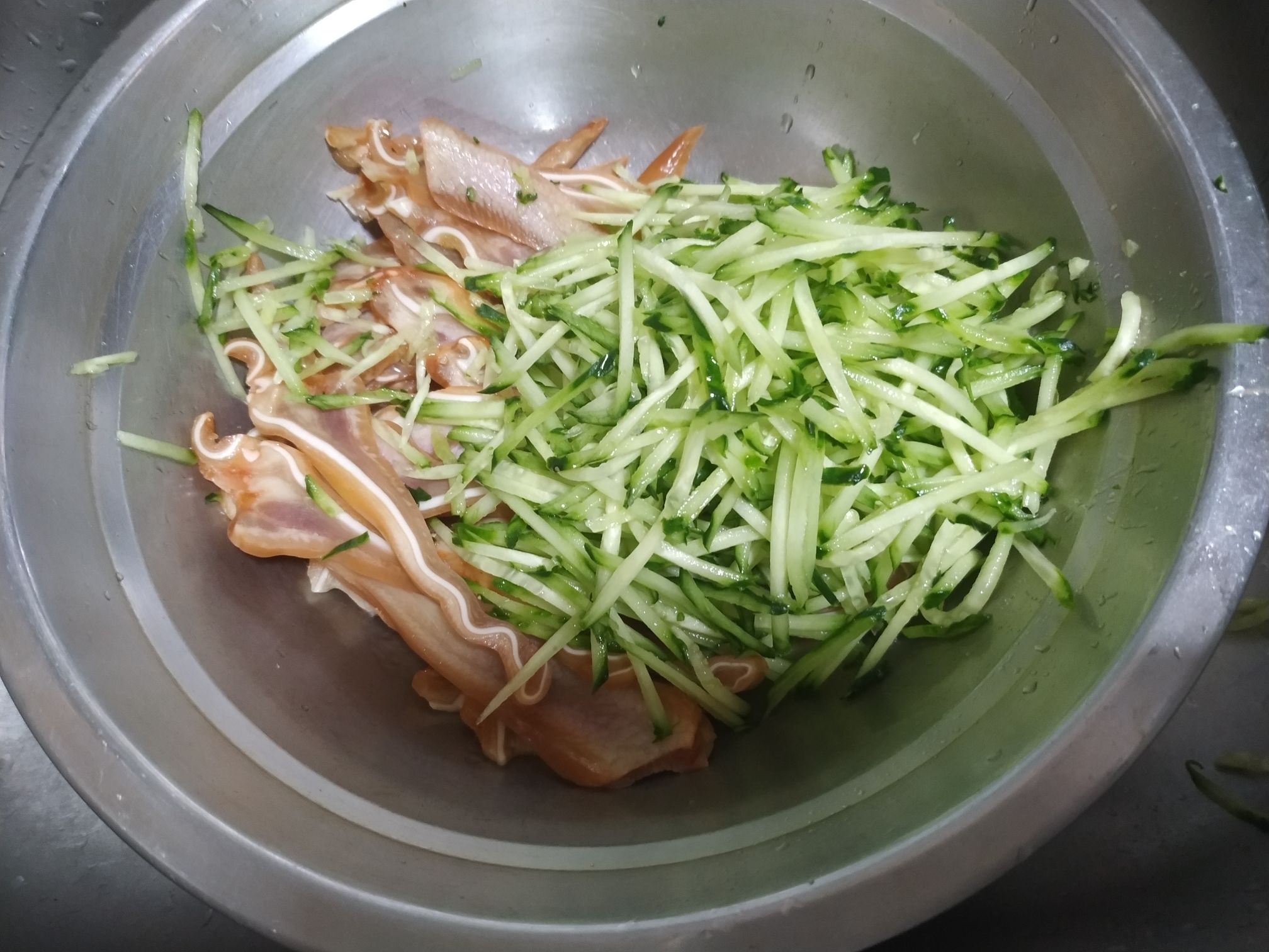 黃瓜豬耳的做法-家常味拌菜譜-易網(wǎng)健康養(yǎng)生網(wǎng) 黃瓜豬耳的做法-家常味拌菜譜