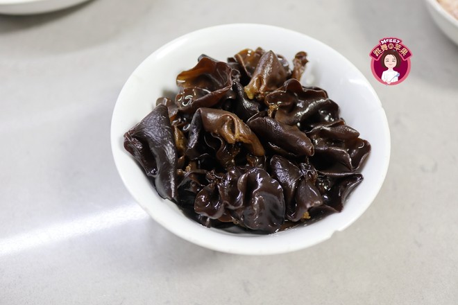 炒苜蓿肉的做法-家常味炒菜譜-易網健康養生網 炒苜蓿肉的做法-家常味炒菜譜