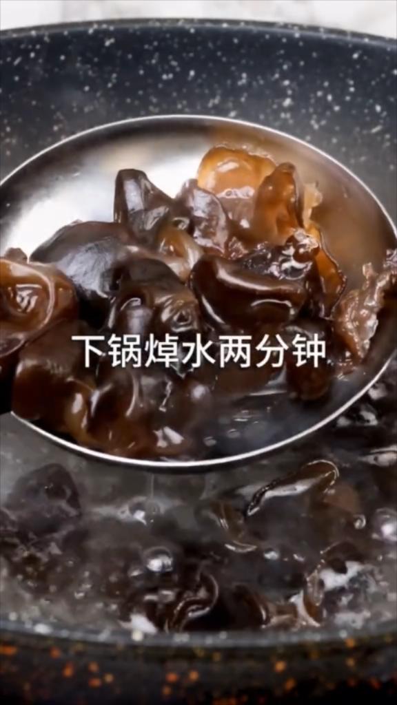 涼拌爽口木耳的做法-咸鮮味拌菜譜-易網<a href=http://m.logojc.com/ target=_blank class=infotextkey>健康養生</a>網 涼拌爽口木耳的做法-咸鮮味拌菜譜