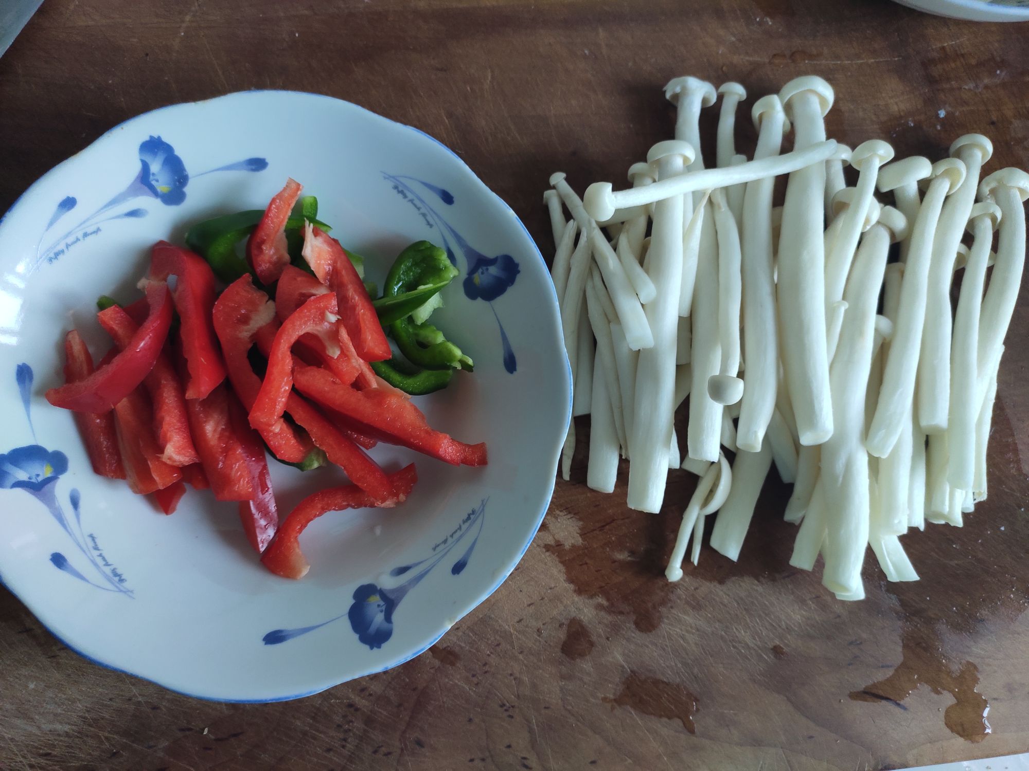 彩椒炒白玉菇的做法-咸鮮味炒菜譜-易網<a href=http://m.logojc.com/ target=_blank class=infotextkey>健康養生</a>網 彩椒炒白玉菇的做法-咸鮮味炒菜譜