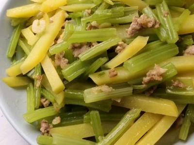 芹菜土豆的做法-家常味炒菜譜