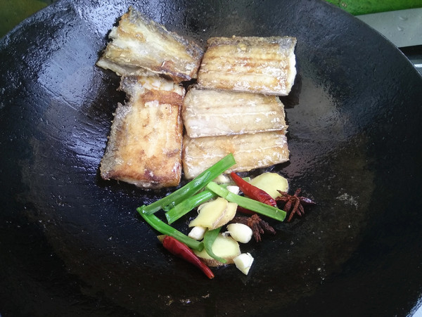 腐乳燒帶魚的做法-咸鮮味燒菜譜