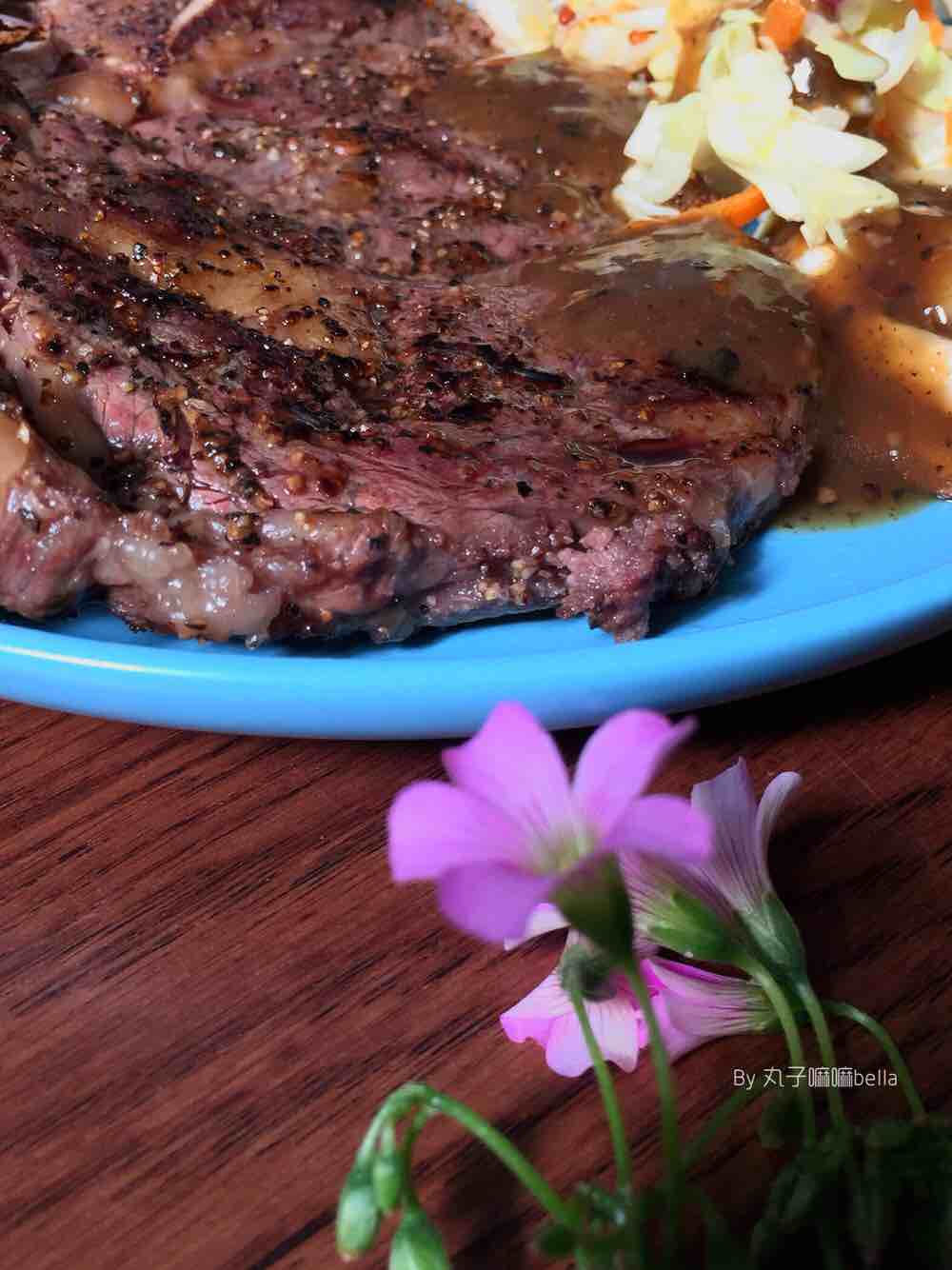 在家也能煎出鮮嫩多汁高大上的戰斧牛排的做法-黑椒味煎菜譜-易網健康養生網 在家也能煎出鮮嫩多汁高大上的戰斧牛排的做法-黑椒味煎菜譜