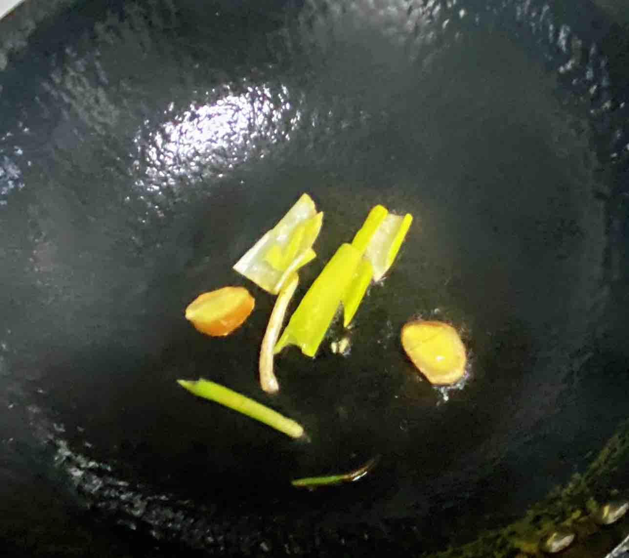 雞蛋白玉菇燜絲瓜，清淡又鮮香，簡單卻營養～的做法-咸鮮味燒菜譜