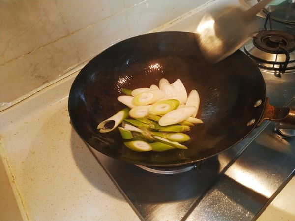 蔥炒繭蛹的做法-家常味炒菜譜