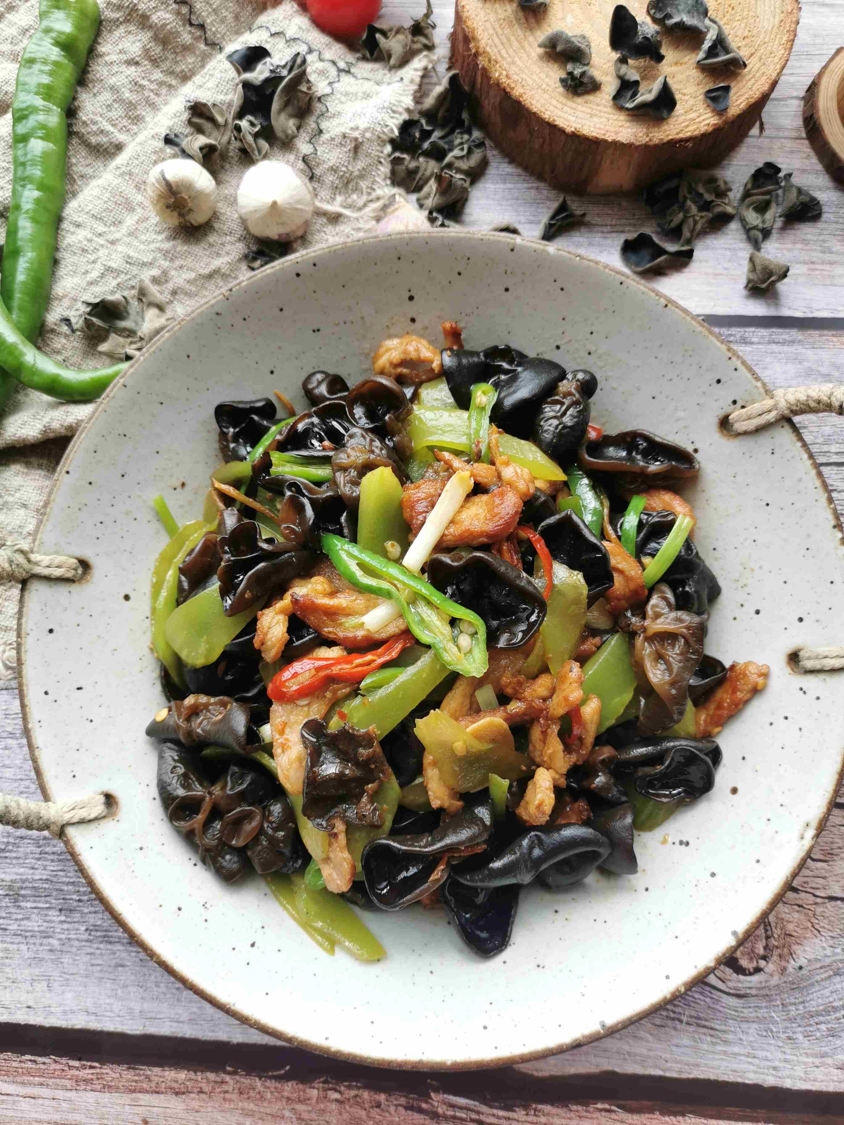 木耳萵筍炒肉的做法-家常味炒菜譜