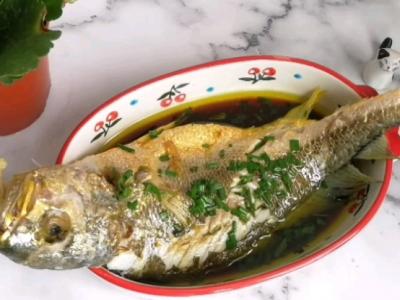 簡單易學蒸黃魚的做法-咸鮮味蒸菜譜