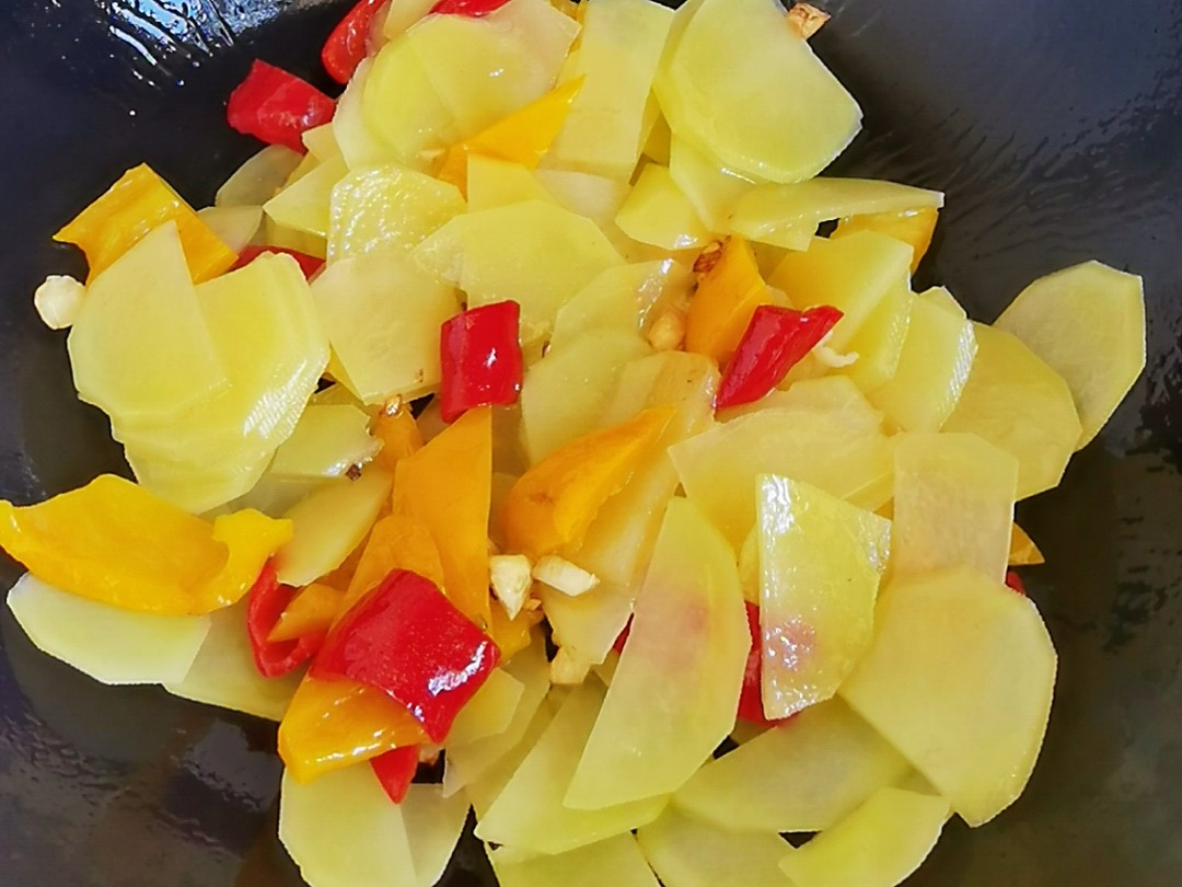 我是半滴雨#來自內蒙古#，參賽作品為素菜也下飯-彩椒土豆片，大人孩子都愛吃的做法-咸鮮味炒菜譜