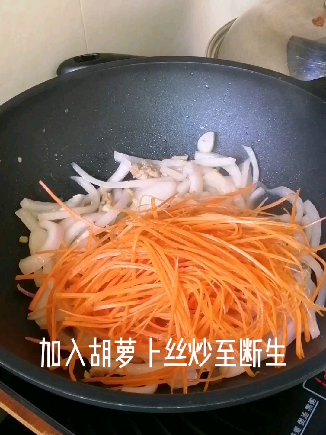 洋蔥胡蘿卜炒雞腿肉的做法-家常味炒菜譜