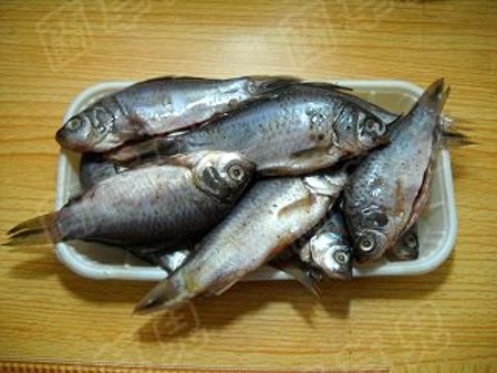 辣白菜燒鯽魚的做法-酸辣味燒菜譜