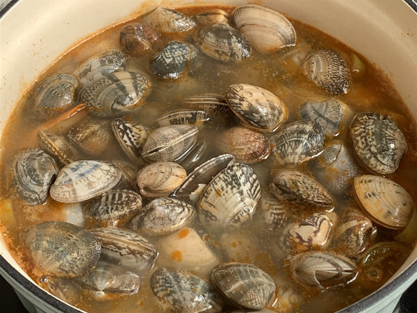 鮮掉眉毛的花蛤豆腐湯的做法-家常味燉菜譜