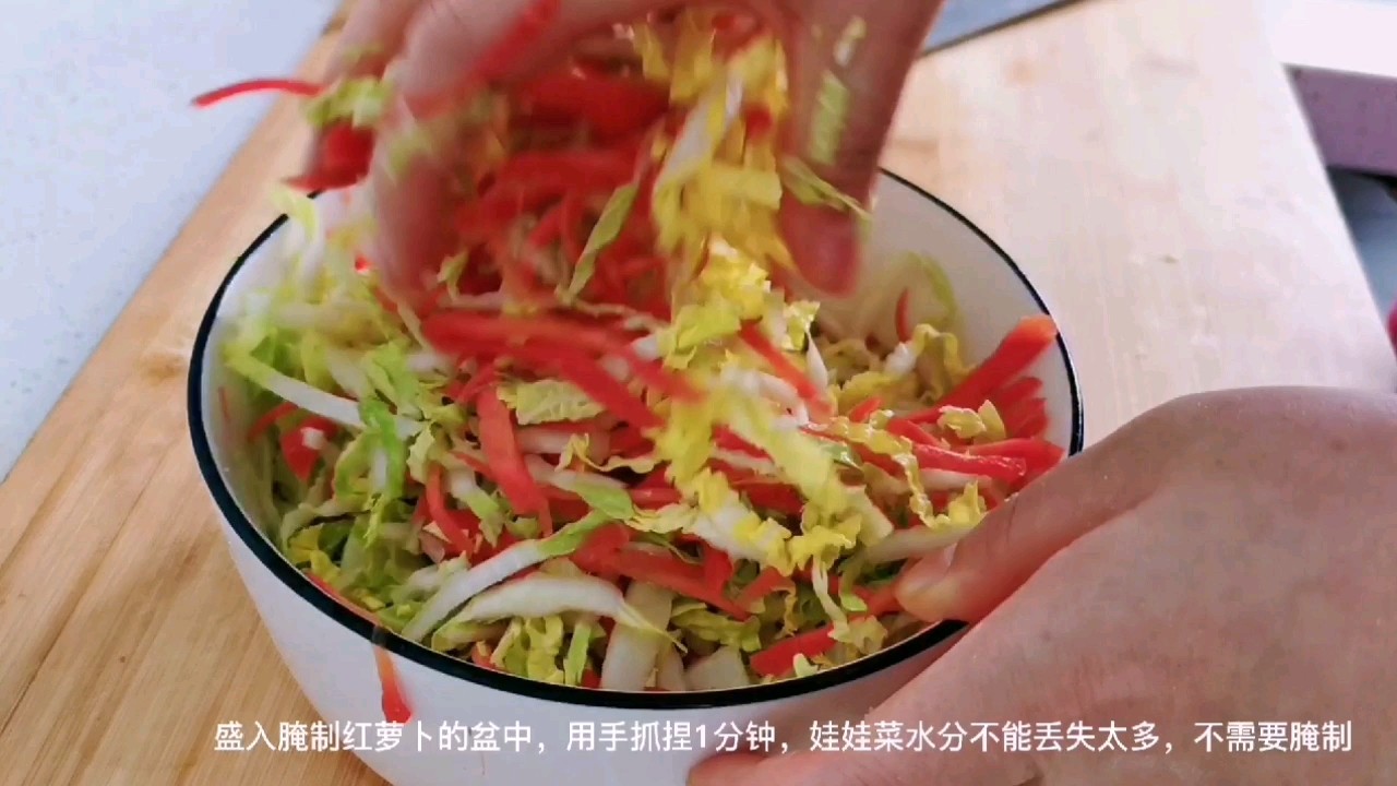 紅蘿卜和娃娃菜，加點面粉抓一抓，可以當主食的“家常麥飯”的做法-家常味蒸菜譜