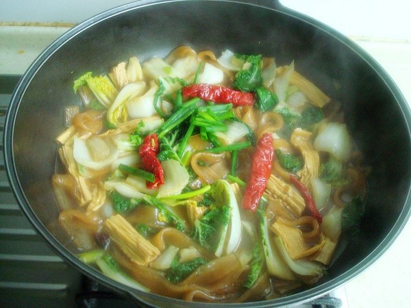 黑白菜寬粉燉腐竹的做法-咸鮮味燉菜譜-易網(wǎng)健康養(yǎng)生網(wǎng) 黑白菜寬粉燉腐竹的做法-咸鮮味燉菜譜