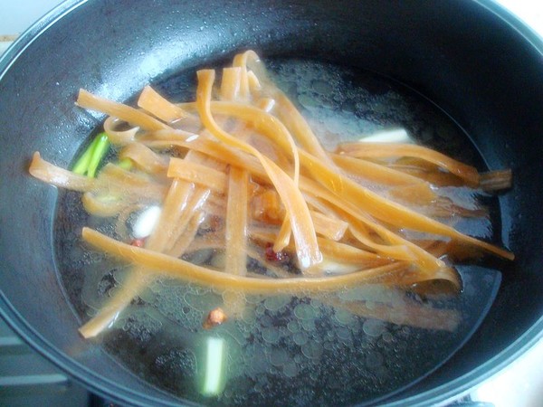 黑白菜寬粉燉腐竹的做法-咸鮮味燉菜譜-易網(wǎng)健康養(yǎng)生網(wǎng) 黑白菜寬粉燉腐竹的做法-咸鮮味燉菜譜