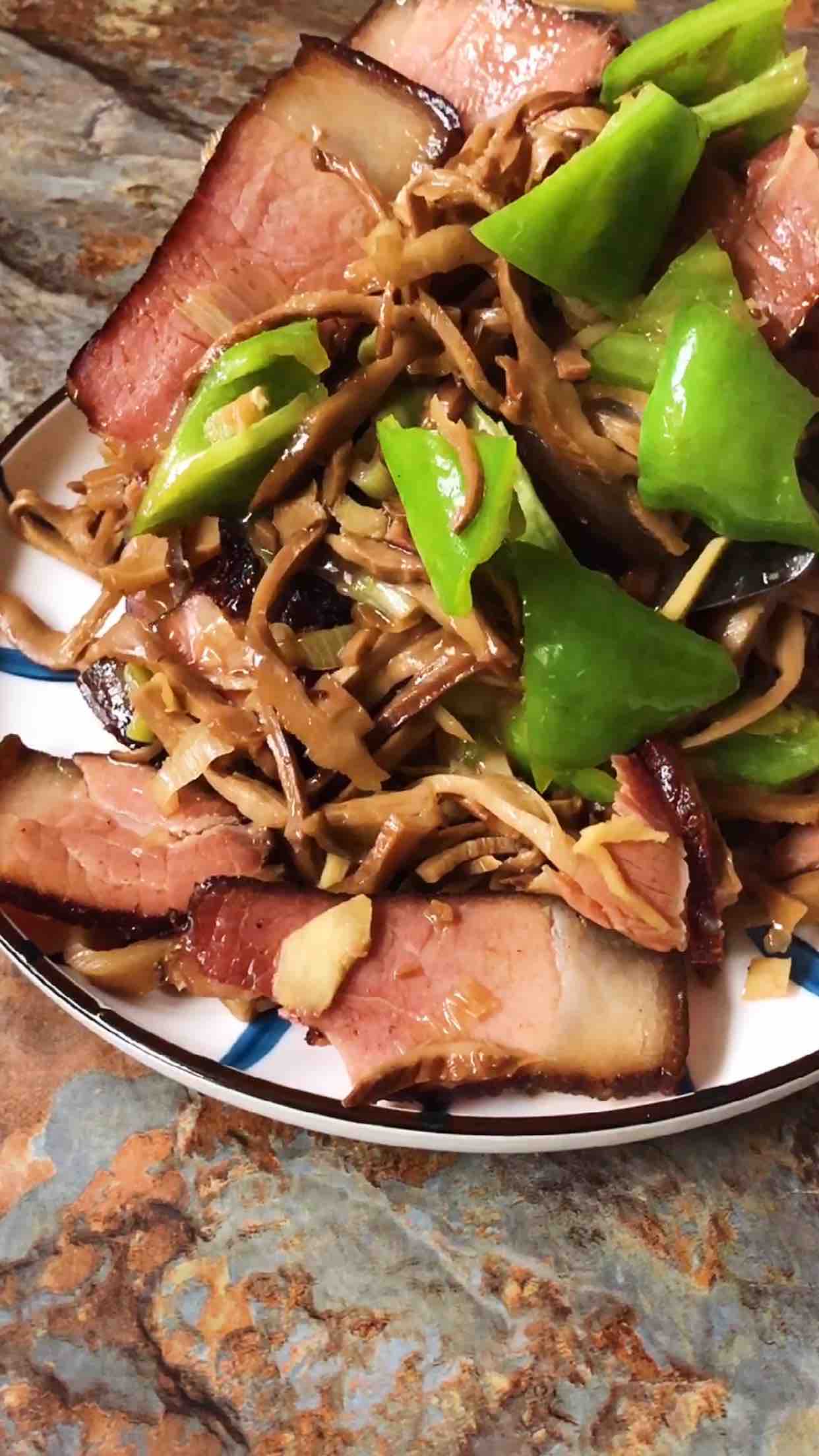 臘肉炒油燜筍絲的做法-家常味炒菜譜-易網健康養生網 臘肉炒油燜筍絲的做法-家常味炒菜譜