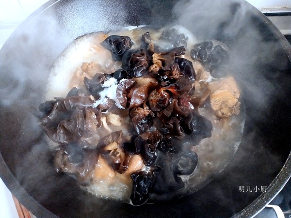 木耳燉雞的做法-家常味燉菜譜-易網健康養生網 木耳燉雞的做法-家常味燉菜譜