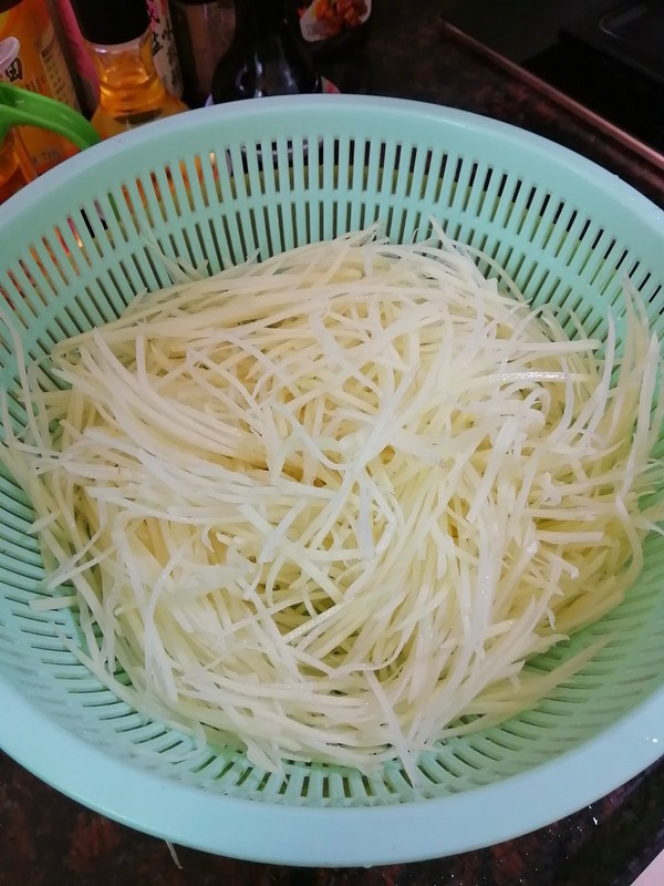 跟著大咖學做美食~~醋溜土豆絲的做法-酸味炒菜譜-易網健康養生網 跟著大咖學做美食~~醋溜土豆絲的做法-酸味炒菜譜
